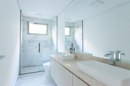 Casa de condomínio à venda com 370m², 4 quartos e 5 vagas Casa de condomínio à venda com 370m², 4 quartos e 5 vagasBanheiro da Suíte 4