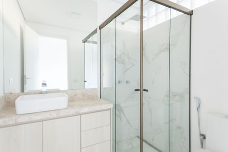 Casa de condomínio à venda com 370m², 4 quartos e 5 vagas Casa de condomínio à venda com 370m², 4 quartos e 5 vagasBanheiro da Suíte 1