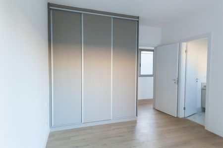 Casa de condomínio à venda com 370m², 4 quartos e 5 vagas Casa de condomínio à venda com 370m², 4 quartos e 5 vagasSuíte 2