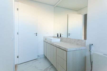 Casa de condomínio à venda com 370m², 4 quartos e 5 vagas Casa de condomínio à venda com 370m², 4 quartos e 5 vagasBanheiro da Suíte 2