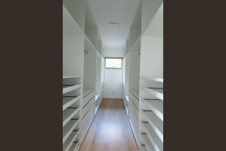 Casa de condomínio à venda com 370m², 4 quartos e 5 vagas Casa de condomínio à venda com 370m², 4 quartos e 5 vagasCloset Suíte 4