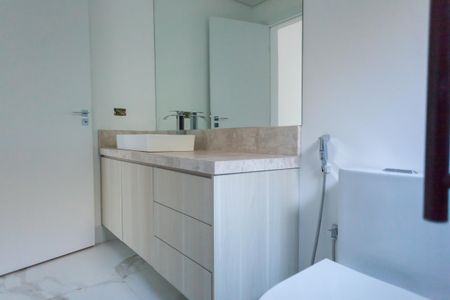 Casa de condomínio à venda com 370m², 4 quartos e 5 vagas Casa de condomínio à venda com 370m², 4 quartos e 5 vagasBanheiro da Suíte 3