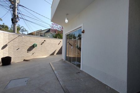 Casa de condomínio à venda com 180m², 3 quartos e 1 vagaQuintal