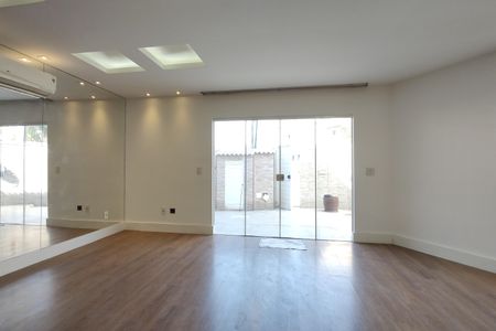 Casa de condomínio à venda com 180m², 3 quartos e 1 vagaSala