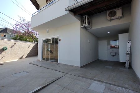 Casa de condomínio à venda com 180m², 3 quartos e 1 vagaFachada