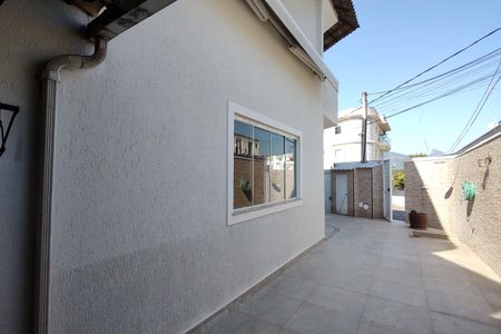 Casa de condomínio à venda com 180m², 3 quartos e 1 vagaQuintal