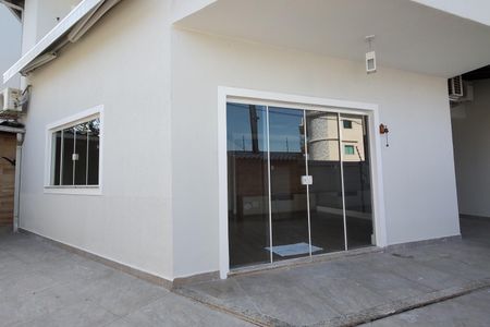 Casa de condomínio à venda com 180m², 3 quartos e 1 vagaFachada