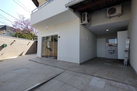 Casa de condomínio à venda com 180m², 3 quartos e 1 vagaFachada