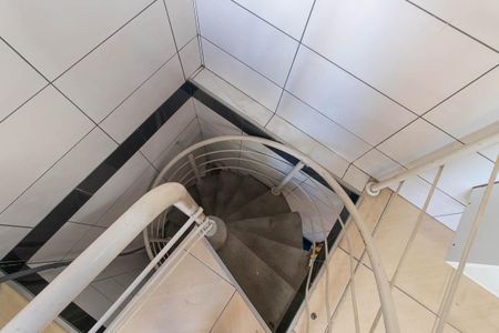 Casa à venda com 300m², 3 quartos e 4 vagas Casa à venda com 300m², 3 quartos e 4 vagasEscada da Área de Serviço