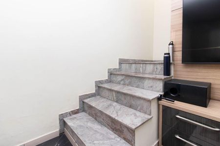 Casa à venda com 300m², 3 quartos e 4 vagas Casa à venda com 300m², 3 quartos e 4 vagasEscada