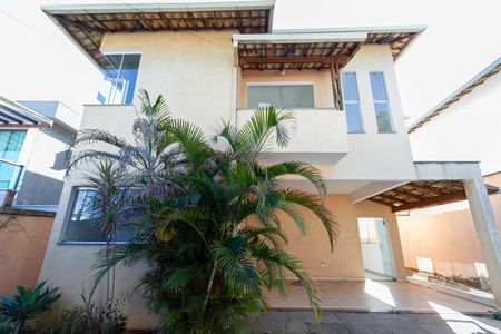 Casa para alugar com 360m², 4 quartos e 4 vagasFachada