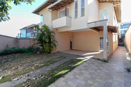 Casa para alugar com 360m², 4 quartos e 4 vagasEntrada
