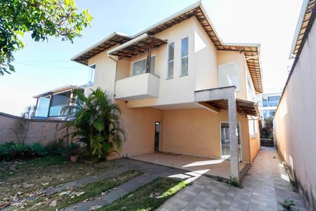 Casa para alugar com 360m², 4 quartos e 4 vagasFachada