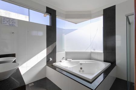 Casa para alugar com 360m², 4 quartos e 4 vagasBanheiro da suíte 3