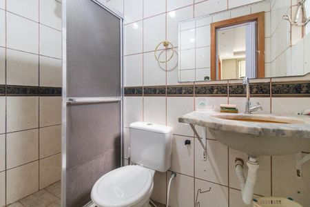 Banheiro de apartamento à venda com 1 quarto, 48m² em Vila Nova, Porto Alegre