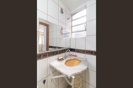 Banheiro de apartamento à venda com 1 quarto, 48m² em Vila Nova, Porto Alegre