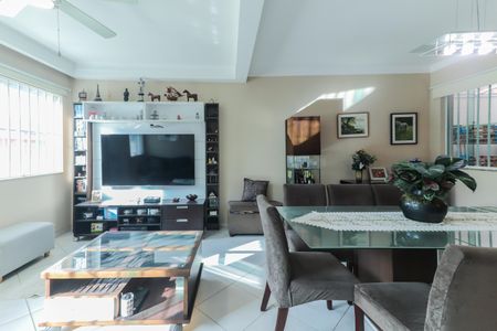 Casa de condomínio à venda com 180m², 3 quartos e 2 vagas Casa de condomínio à venda com 180m², 3 quartos e 2 vagasSala