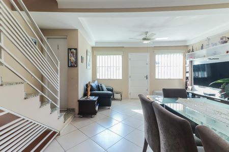 Casa de condomínio à venda com 180m², 3 quartos e 2 vagas Casa de condomínio à venda com 180m², 3 quartos e 2 vagasSala