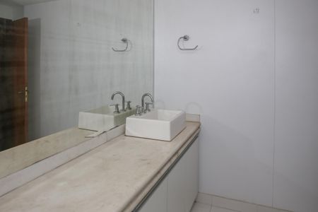 Apartamento à venda com 410m², 5 quartos e 4 vagasBanheiro da Suíte 1