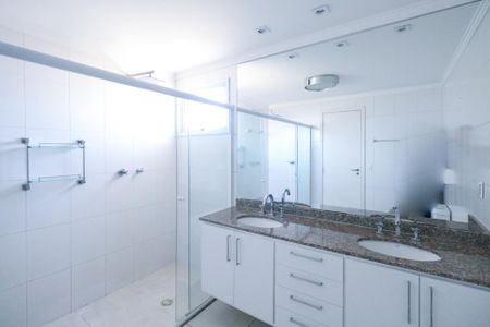 Apartamento para alugar com 243m², 4 quartos e 4 vagas Apartamento para alugar com 243m², 4 quartos e 4 vagasBanheiro da Suíte 2