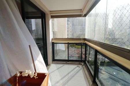 Apartamento à venda com 280m², 5 quartos e 4 vagasSuíte 1 Varanda