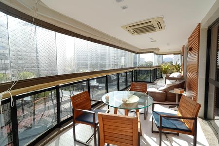 Apartamento à venda com 280m², 5 quartos e 4 vagasVaranda