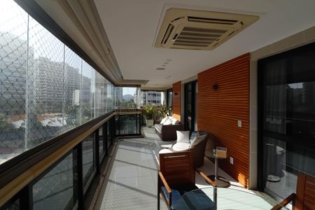 Apartamento à venda com 280m², 5 quartos e 4 vagasVaranda