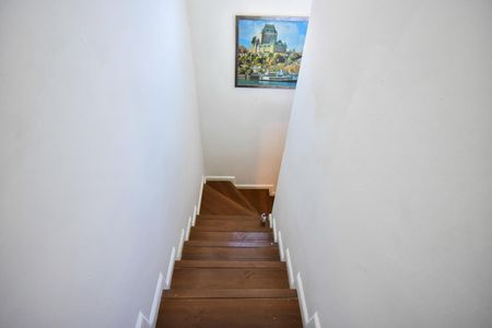 Casa para alugar com 250m², 3 quartos e 2 vagasEscada