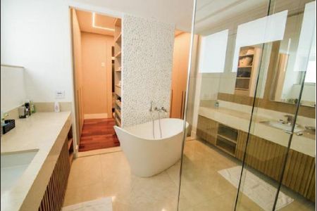 Apartamento à venda com 335m², 4 quartos e 4 vagasBanheiro da Suíte 1
