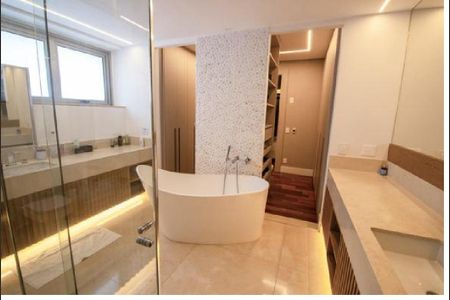 Apartamento à venda com 335m², 4 quartos e 4 vagasBanheiro da Suíte 1