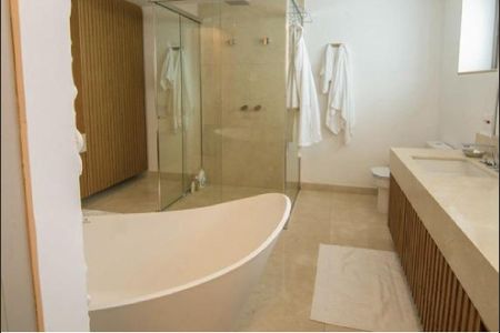 Apartamento à venda com 335m², 4 quartos e 4 vagasBanheiro da Suíte 1