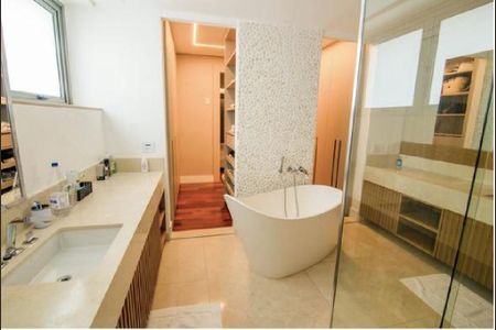 Apartamento à venda com 335m², 4 quartos e 4 vagasBanheiro da Suíte 1