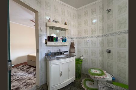 Casa à venda com 350m², 3 quartos e 3 vagasBanheiro da suíte