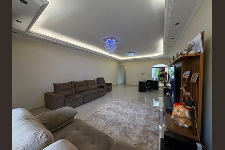 Casa à venda com 350m², 3 quartos e 3 vagasSala