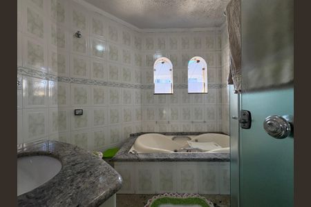 Casa à venda com 350m², 3 quartos e 3 vagasBanheiro da suíte