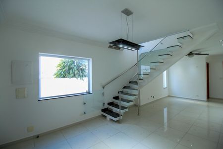 Casa para alugar com 182m², 3 quartos e 2 vagas Casa para alugar com 182m², 3 quartos e 2 vagasSala