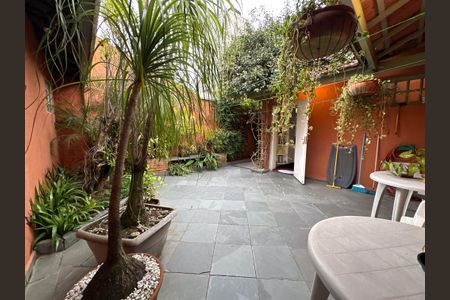 Casa à venda com 218m², 3 quartos e 2 vagas Casa à venda com 218m², 3 quartos e 2 vagasQuintal