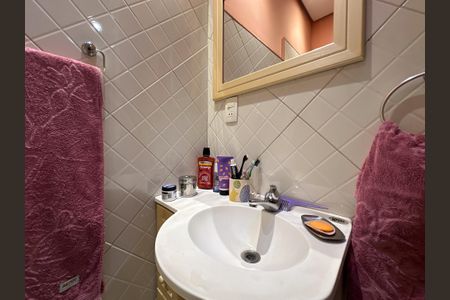 Casa à venda com 218m², 3 quartos e 2 vagas Casa à venda com 218m², 3 quartos e 2 vagasBanheiro Social