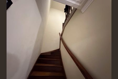 Casa à venda com 218m², 3 quartos e 2 vagas Casa à venda com 218m², 3 quartos e 2 vagasEscadas