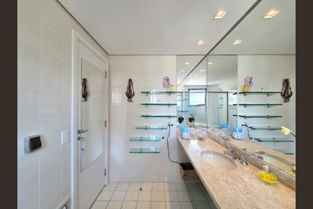 Apartamento à venda com 156m², 3 quartos e 2 vagasBanheiro da Suíte