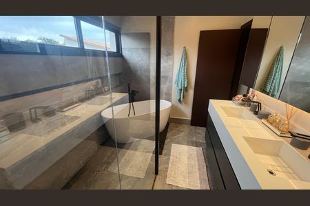 Casa à venda com 1000m², 5 quartos e 6 vagas Casa à venda com 1000m², 5 quartos e 6 vagasBanheiro Suíte 2