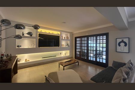 Casa à venda com 1000m², 5 quartos e 6 vagas Casa à venda com 1000m², 5 quartos e 6 vagasSala de Estar