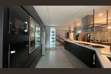 Casa à venda com 1000m², 5 quartos e 6 vagas Casa à venda com 1000m², 5 quartos e 6 vagasCozinha