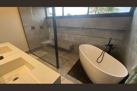 Casa à venda com 1000m², 5 quartos e 6 vagas Casa à venda com 1000m², 5 quartos e 6 vagasBanheiro Suíte 2