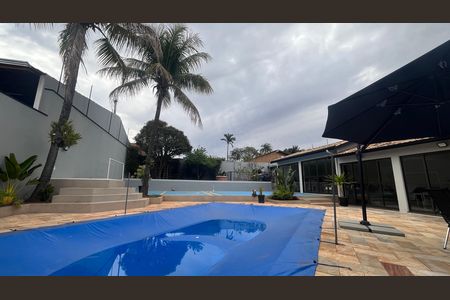 Casa à venda com 1000m², 5 quartos e 6 vagas Casa à venda com 1000m², 5 quartos e 6 vagasÁrea comum