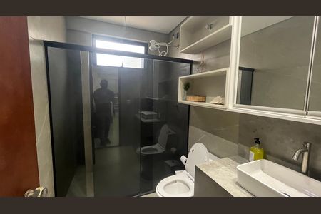 Casa à venda com 1000m², 5 quartos e 6 vagas Casa à venda com 1000m², 5 quartos e 6 vagasÁrea comum - Banheiro