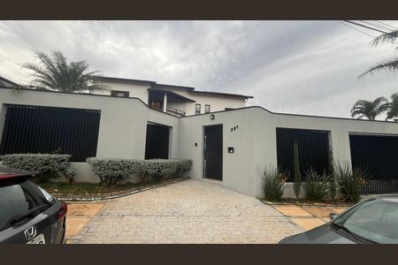 Casa à venda com 1000m², 5 quartos e 6 vagas Casa à venda com 1000m², 5 quartos e 6 vagasFachada