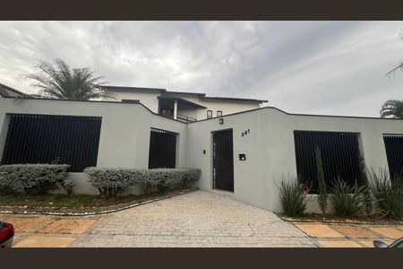Casa à venda com 1000m², 5 quartos e 6 vagas Casa à venda com 1000m², 5 quartos e 6 vagasFachada