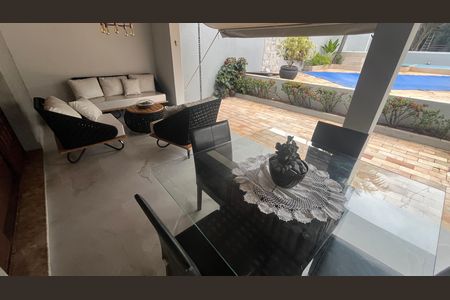 Casa à venda com 1000m², 5 quartos e 6 vagas Casa à venda com 1000m², 5 quartos e 6 vagasÁrea comum