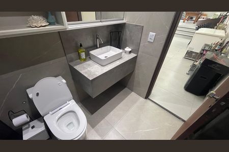 Casa à venda com 1000m², 5 quartos e 6 vagas Casa à venda com 1000m², 5 quartos e 6 vagasÁrea comum - Banheiro